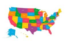 Bunte Karte der Vereinigten Staaten, auf der jeder Bundesstaat in einer anderen Farbe dargestellt und mit seinem Namen beschriftet ist. Alaska und Hawaii sind in der unteren linken Ecke dargestellt. Keine zusätzlichen Markierungen oder Details sind vorhanden.